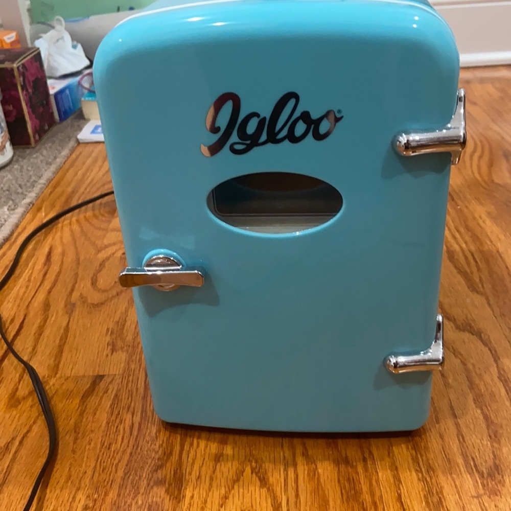 Igloo mini fridge
